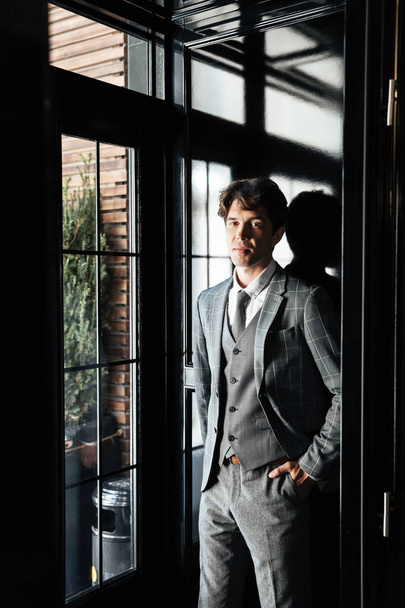 Handsome confident business man in suit and tie - Foto, Bild