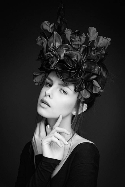 woman in floral headdress - Foto, Imagem