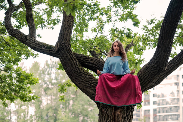 krásná mladá dívka meditoval v letním parku - Fotografie, Obrázek