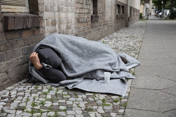 Homeless Man Sleeping On Street - Fotoğraf, Görsel
