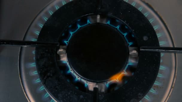 Cinemagraph van gas gloeierig vanuit een gaskachel van de keuken - Video