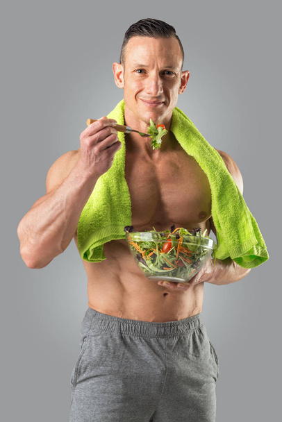 Uomo sano mangiare un'insalata
 - Foto, immagini