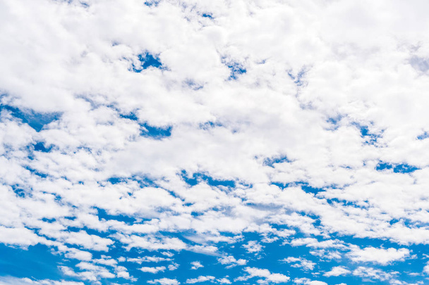 Kék ég, vastag felhők - Fotó, kép