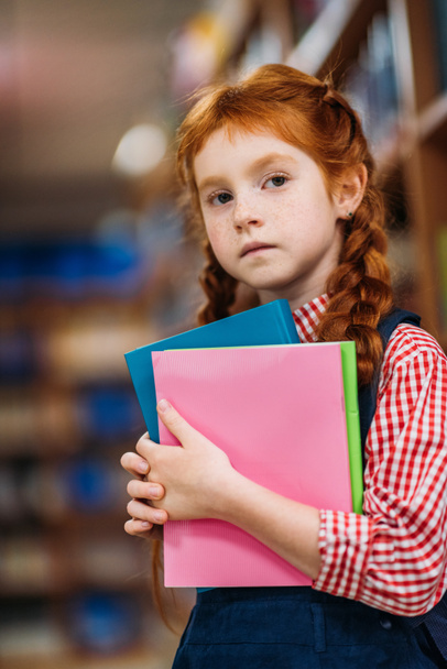 redhead schoolgirl in library - Zdjęcie, obraz
