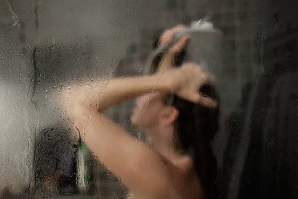 girl taking a shower - Foto, afbeelding