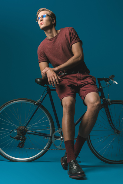 Nuori mies vintage polkupyörän
 - Valokuva, kuva
