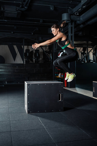 Young woman doing a box jump exercise.  - Foto, imagen