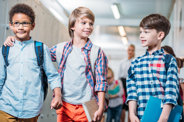 écoliers marchant par couloir scolaire
 - Photo, image
