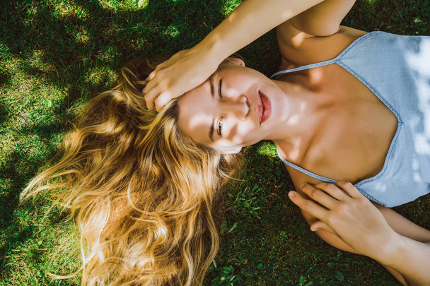 woman lying on grass - Foto, afbeelding