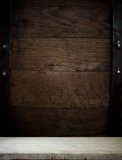 background of barrel and worn old table of wood - Foto, afbeelding