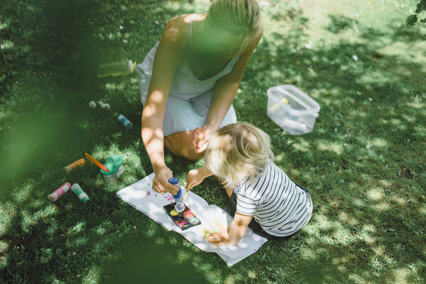 Mother with son painting together - 写真・画像