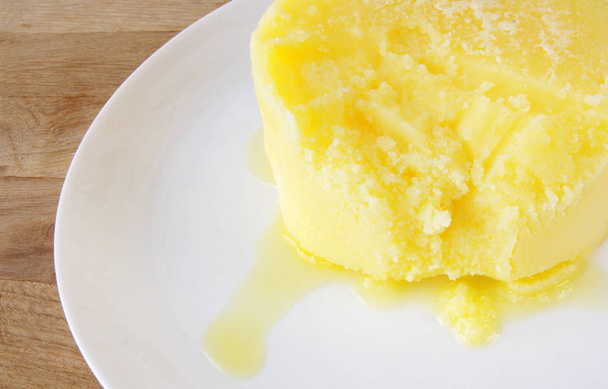 mantequilla clarificada en el plato
 - Foto, imagen