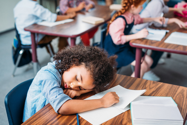 écolière dormir dans la classe
 - Photo, image