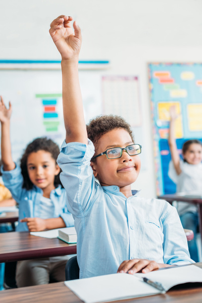 niños levantando las manos en clase
 - Foto, Imagen