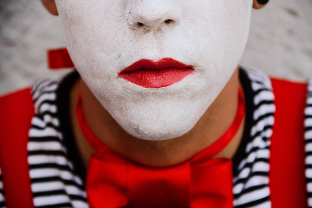 пантоміма чоловік з фарбою для обличчя
 - Фото, зображення
