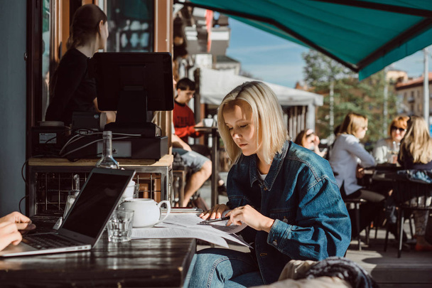 Girl working in cafe - Foto, Imagen