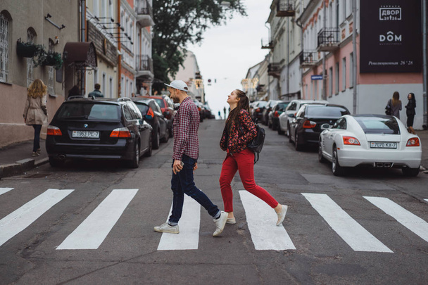 couple crossing sidewalk - Fotó, kép