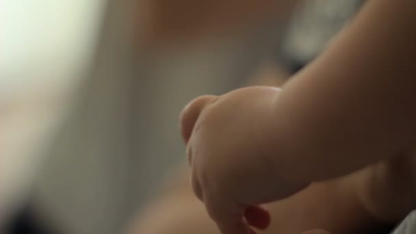 Мама держит ребенка на руках Рука малыша крупным планом
. - Кадры, видео