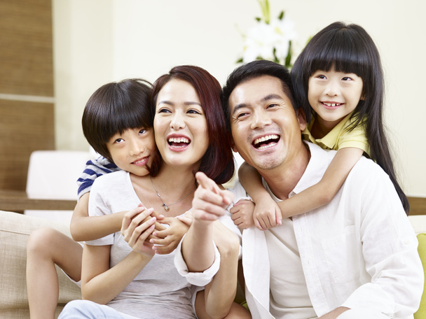 アジアの幸せな家族の肖像画 - 写真・画像