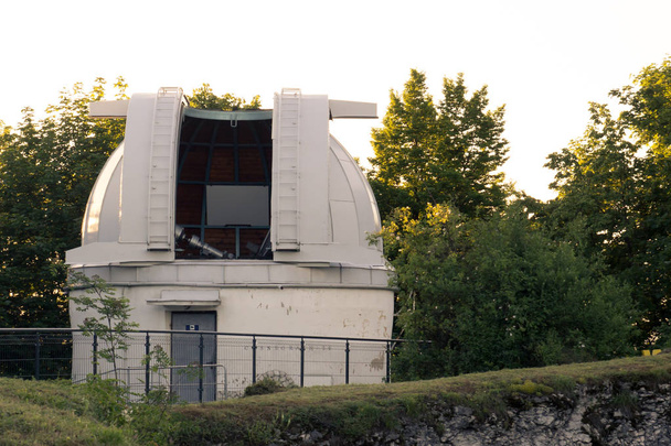 offene weiße Kuppel eines großen Teleskops in der Sternwarte in Krako - Foto, Bild