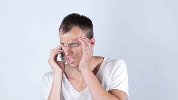 Мужчина говорит по мобильному телефону, безработный грустит, отвергает свою работу
 - Фото, изображение