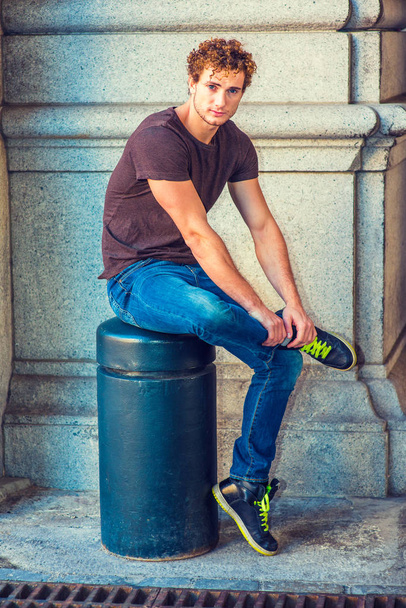 Young Man Relaxing Outside in New York - Foto, imagen
