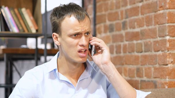 Злий і розлючений бізнесмен кричить на телефон
 - Фото, зображення