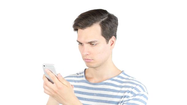 Jeune homme naviguant sur Internet sur téléphone intelligent
 - Photo, image