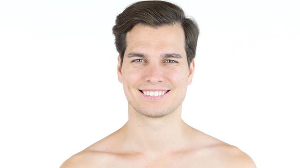 Portret van knappe man met een grote glimlach shirtless - Foto, afbeelding