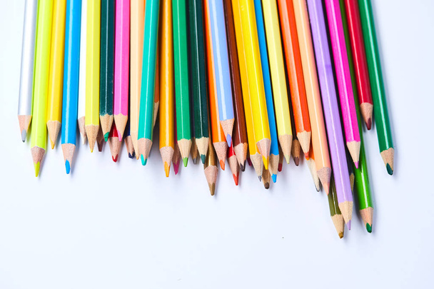 Assortiment de crayons de couleur
  - Photo, image