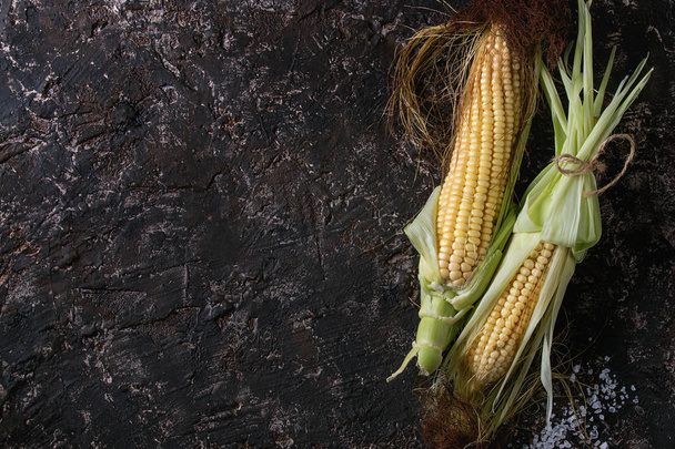 Young raw corn cobs - Φωτογραφία, εικόνα