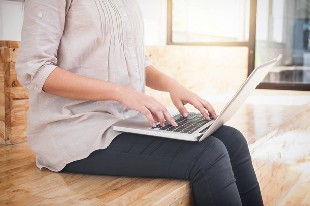 Jovem mulher de negócios sentada no escritório moderno, trabalhando em um lapt
 - Foto, Imagem