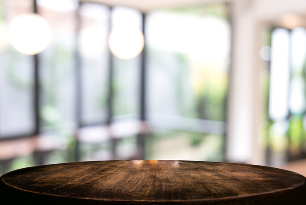 Afbeelding van geselecteerde focus lege houten tafel en koffiewinkel of bl - Foto, afbeelding