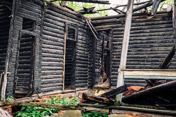 Dřevěné ohořelé zdi starého opuštěného spálený panského sídla - Fotografie, Obrázek