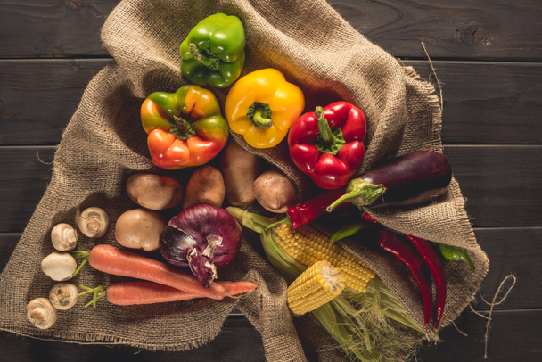 légumes frais cueillis sur sac
 - Photo, image