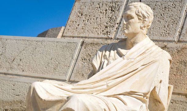 Antigua estatua en Atenas, Grecia
 - Foto, Imagen
