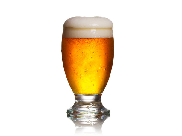 Beer on white background - Foto, afbeelding