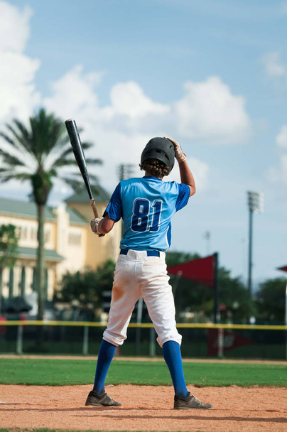 Бейсбольный игрок с рукой на шлеме
 - Фото, изображение