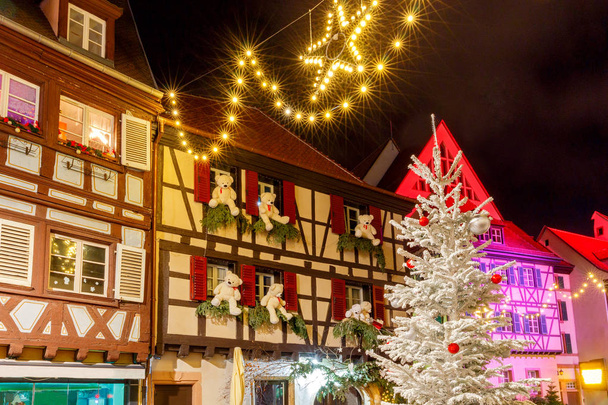 Французский город Colmar в канун Рождества
. - Фото, изображение
