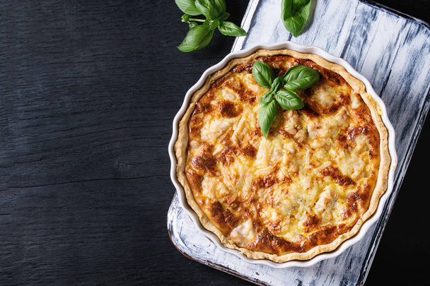 Baked quiche pie with greens - Foto, immagini