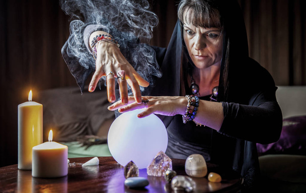 mujer trabajando con bola espiritual
  - Foto, Imagen
