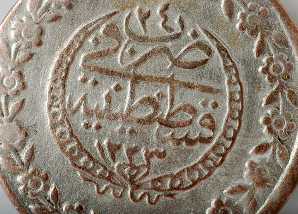 primo piano di un'antica moneta ottomana
 - Foto, immagini