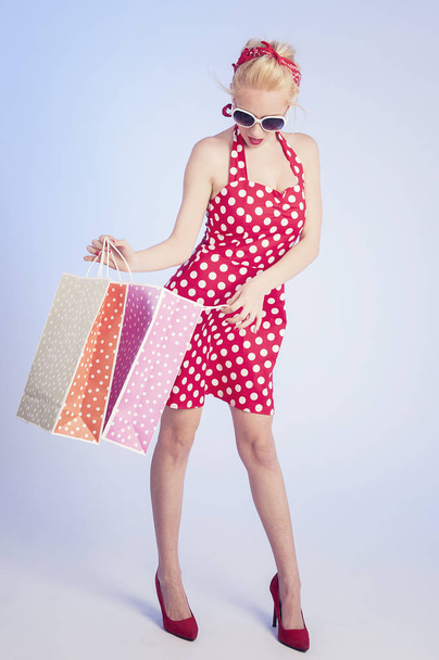 Ρετρό καρφίτσα μέχρι τα κορίτσια ψώνια. Γυναίκα που κρατά χάρτινη σακούλα - Φωτογραφία, εικόνα