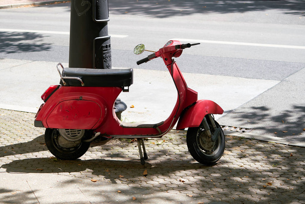 червоний скутер в Берліні - Фото, зображення