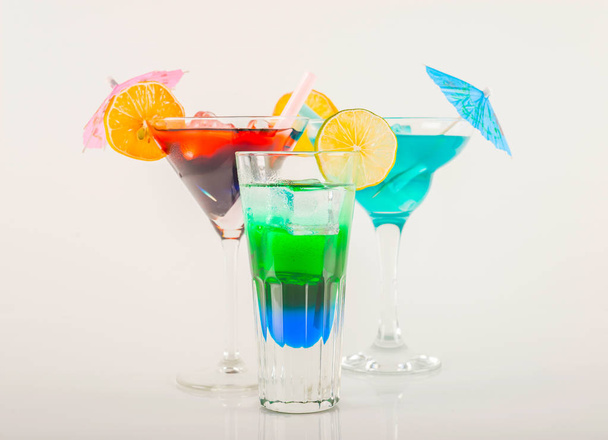 Värikäs cocktail koristeltu hedelmiä, värikäs sateenvarjo, jää c
 - Valokuva, kuva