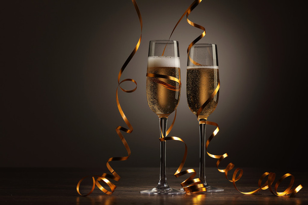 Las copas del champán en la fiesta de Año Nuevo
 - Foto, imagen