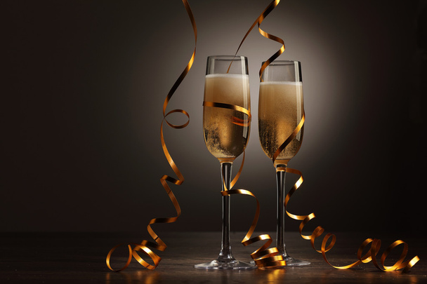 Окуляри шампанського на новорічній вечірці
 - Фото, зображення