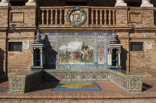 Espagne : ornements en céramique dédiés à la Plaza de Espana, la place la plus célèbre de Séville, à 48 capitales provinciales espagnoles avec des cartes, des mosaïques représentant des événements historiques et des armoiries
  - Photo, image