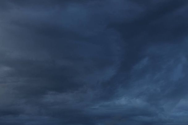 dramatische humeurig donkere onweerswolk hemel - Foto, afbeelding