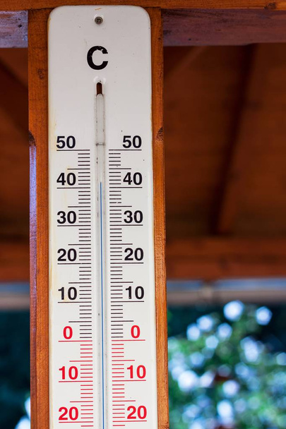 Blick auf das Außenthermometer. Extreme Temperaturen im Schatten. 42 Grad Celsius - 107,6 Fahrenheit. - Foto, Bild
